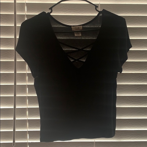 Black top - Picture 1 of 2